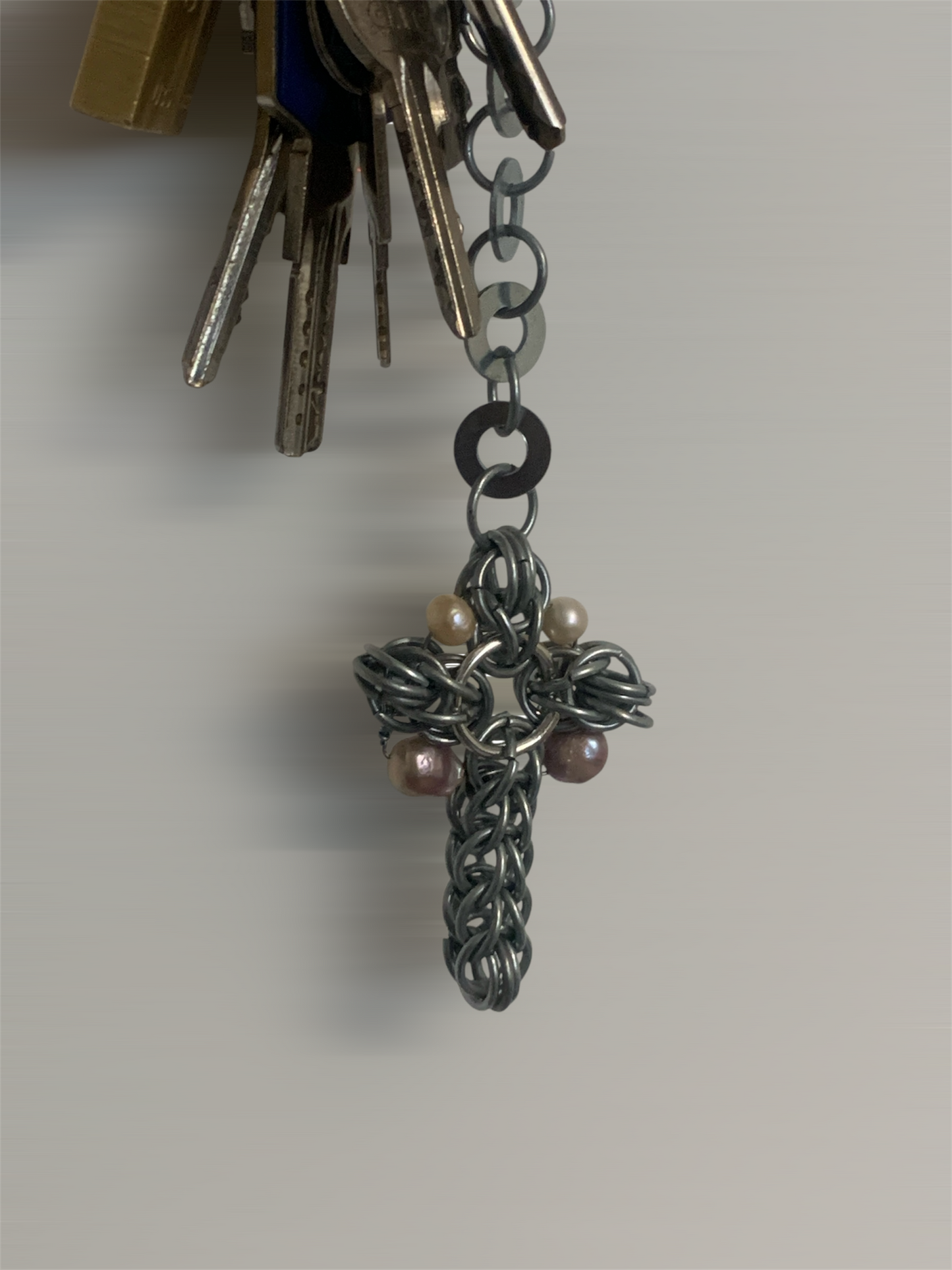 Charm : croix perse perlée