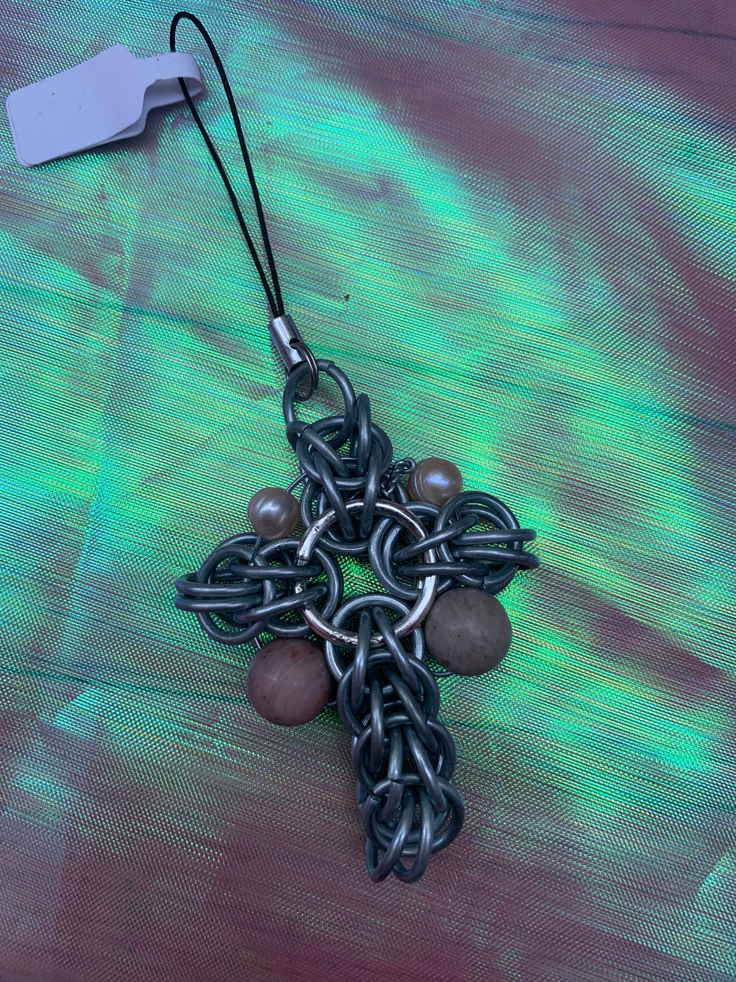 Charm : croix perse perlée