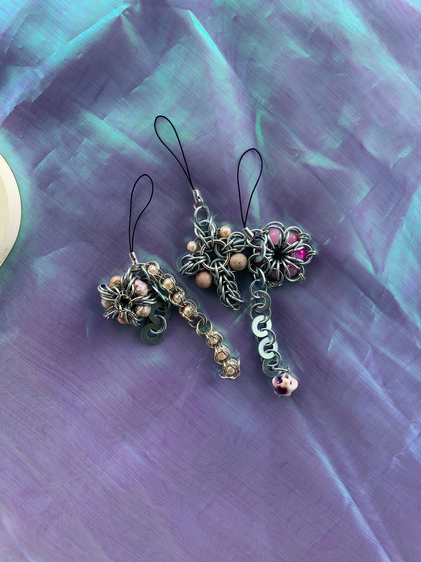 Telephone charms : perles nacrées